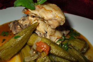 Mancare de bame cu carne de pui