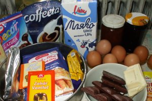 Tort de ciocolata, vanilie si fructe