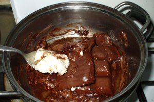 Tort de ciocolata, vanilie si fructe