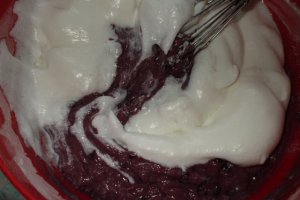 Tort de ciocolata, vanilie si fructe
