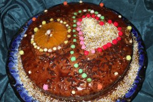 Tort de ciocolata, vanilie si fructe