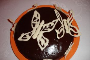 Tort de ciocolata cu fluturi albi