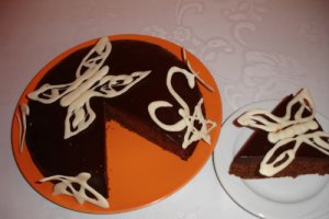 Tort de ciocolata cu fluturi albi
