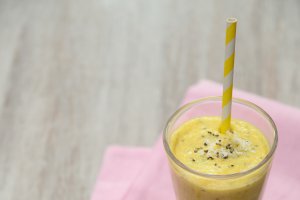 Smoothie de mango cu lapte de cocos si seminte chia