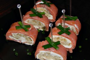 Rulada de somon cu crema de branza si avocado