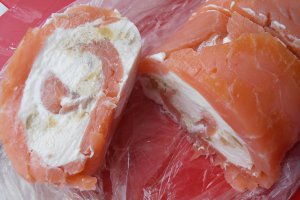 Rulada de somon cu crema de branza si avocado