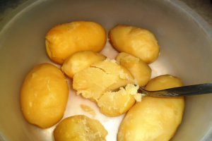 Chiftelute in crusta de cartofi