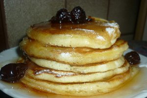 Pancakes - clatite americane cu miere si dulceata de cirese