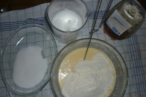 Pancakes - clatite americane cu miere si dulceata de cirese