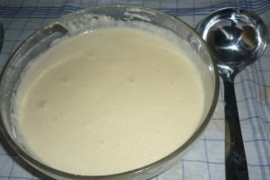 Pancakes - clatite americane cu miere si dulceata de cirese