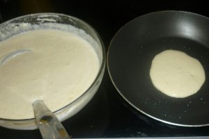 Pancakes - clatite americane cu miere si dulceata de cirese