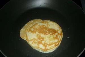 Pancakes - clatite americane cu miere si dulceata de cirese