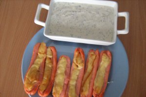 Crenvusti impanati cu sos de marar si salata