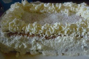 Tort cu frisca si cirese