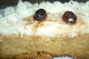Tort cu frisca si cirese