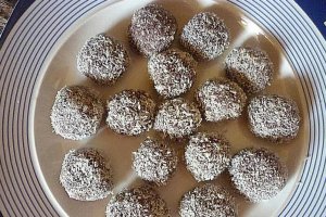 Cartofi din biscuiti cu cacao si nuca de cocos