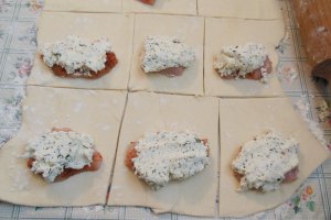 Pateuri cu piept de pui si crema de branza