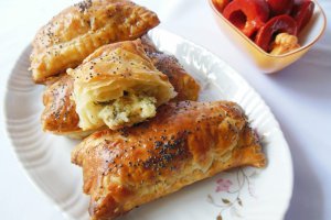 Pateuri cu piept de pui si crema de branza