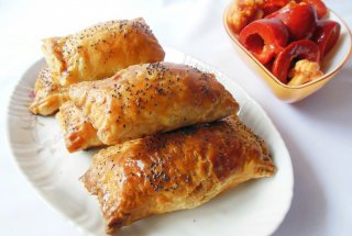 Pateuri cu piept de pui si crema de branza