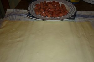 Spirale in aluat de foietaj cu crenvursti si ketchup