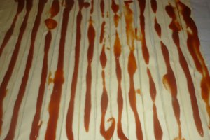 Spirale in aluat de foietaj cu crenvursti si ketchup