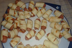 Spirale in aluat de foietaj cu crenvursti si ketchup
