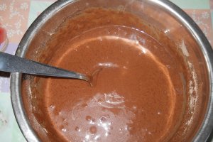 Briose de cacao cu gem de piersici