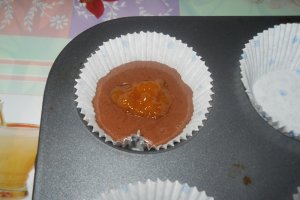 Briose de cacao cu gem de piersici
