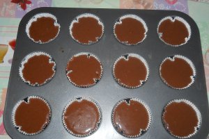 Briose de cacao cu gem de piersici