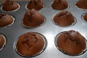 Briose de cacao cu gem de piersici