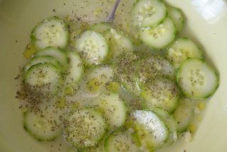 Salata de castraveti cu usturoi