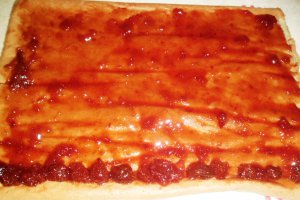 Tort din rulada cu capsuni