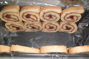 Tort din rulada cu capsuni