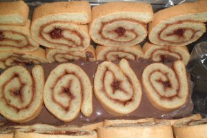Tort din rulada cu capsuni