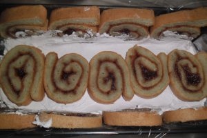 Tort din rulada cu capsuni