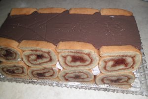 Tort din rulada cu capsuni