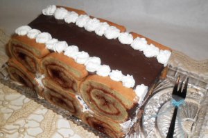 Tort din rulada cu capsuni