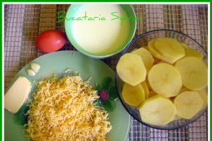 Gratin de cartofi cu friptura asortata