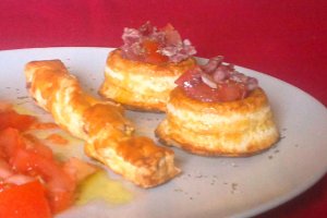 Vol-au-vent cu rosii si salam