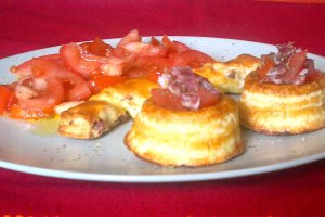 Vol-au-vent cu rosii si salam
