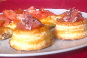 Vol-au-vent cu rosii si salam