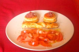 Vol-au-vent cu rosii si salam