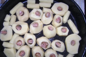 Cartofi copţi cu cârnaţi
