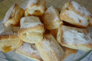 Pateuri din aluat de foietaj cu gem de caise si nuca de cocos