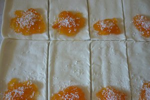 Pateuri din aluat de foietaj cu gem de caise si nuca de cocos