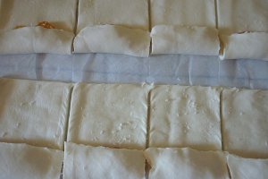 Pateuri din aluat de foietaj cu gem de caise si nuca de cocos