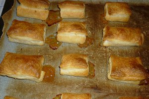 Pateuri din aluat de foietaj cu gem de caise si nuca de cocos