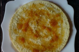Tort cu buttercream si nuci caramelizate