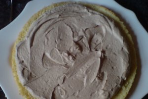 Tort cu buttercream si nuci caramelizate