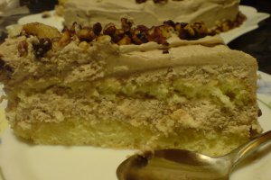 Tort cu buttercream si nuci caramelizate